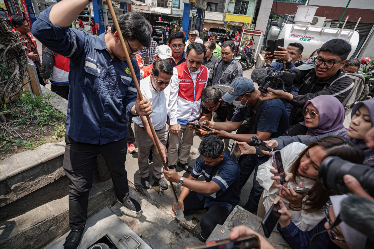 Dirut Pertamina Patra Niaga, Mars Ega Legowo (Dua dari kiri) bersama Direktorat Jenderal Minyak dan Gas Bumi (Ditjen Migas) Kementerian ESDM dan Lemigas melakukan peninjauan langsung ke sejumlah SPBU