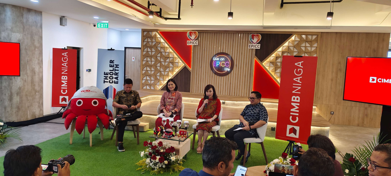 Dari kiri - Chief of Network & Digital Banking CIMB Niaga Budiman Tanjung, Head of Region Jawa Timur CIMB Niaga Rhena Octaria, dan Presiden Direktur & CEO CIMB Niaga Lani Darmawan