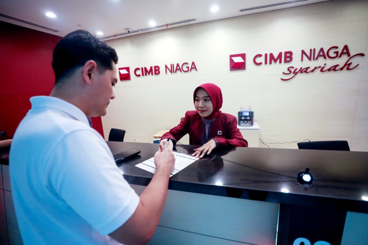 Aktivitas perbankan di konter Bank CIMB Niaga