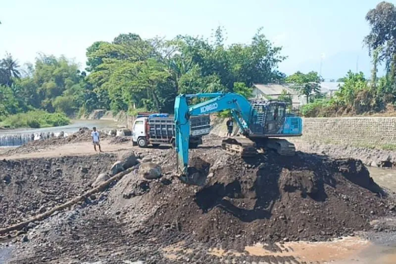 Antisipasi Banjir Musim Hujan, Pemkab Banyuwangi Normalisasi Dam