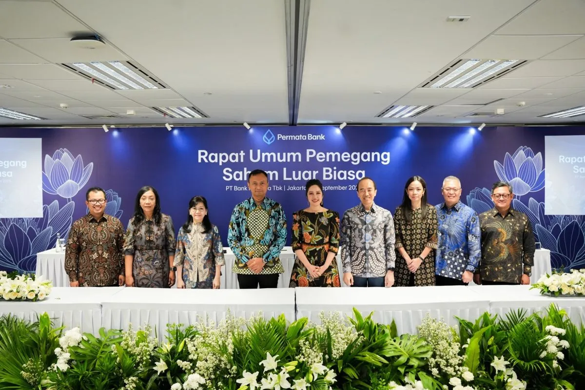 Jajaran direksi Bank Permata usai melaksanakan RUPSLB di Jakarta