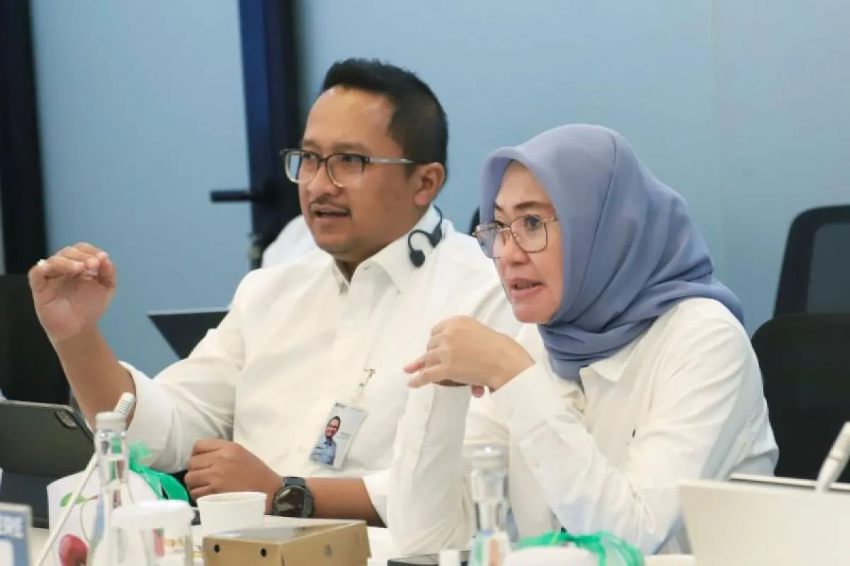 Direktur Kepatuhan dan Manajemen Risiko Jasa Raharja Harwan Muldidarmawan (kiri), Plt. Direktur Utama PT Jasa Raharja Dewi Ariyani (kanan)