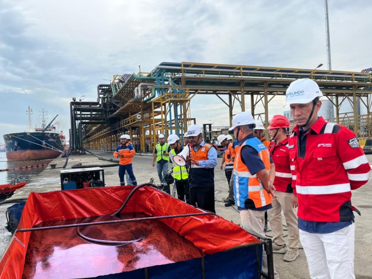 Kegiatan Latihan Kesiapan Fasilitas Pencegahan dan Penanggulangan Tumpahan Minyak (Oil Spill Drill) di Pelabuhan Belawan, Medan.