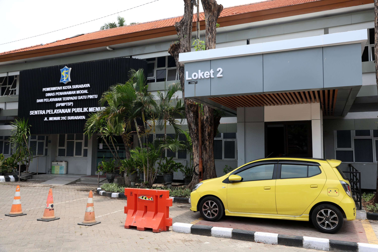 Pemkot Surabaya meluncurkan Layanan Drive Thru Perizinan di Sentra Pelayanan Publik (SPP) Menur,