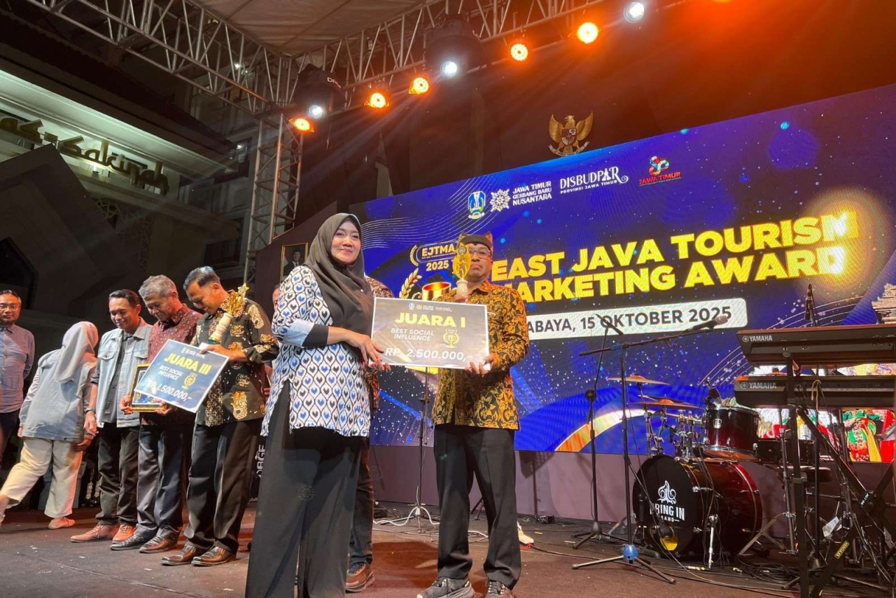 Piagam penghargaan diserahkan langsung oleh Kepala Dinas Kebudayaan dan Pariwisata Provinsi Jawa Timur, Evy Afianasari, kepada Kabid Pemasaran Disbudpar Banyuwangi, Ainur Rofiq,