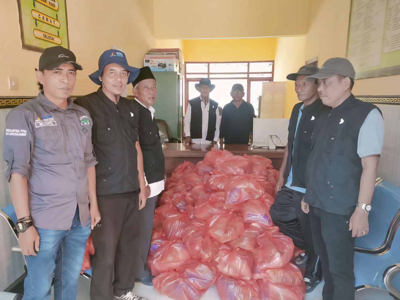 Paket bantuan disalurkan PT Husky-CNOOC Madura Limited (HCML) kepada warga terdampak gempa bumi di Pulau Sapudi, Kabupaten Sumenep,