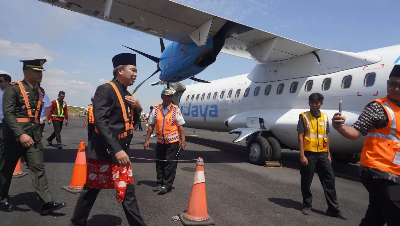 Bupati Jember Gus Fawait saat mengikuti penerbangan perdana Fly Jaya di Bandara Notohadinegoro 23 September lalu