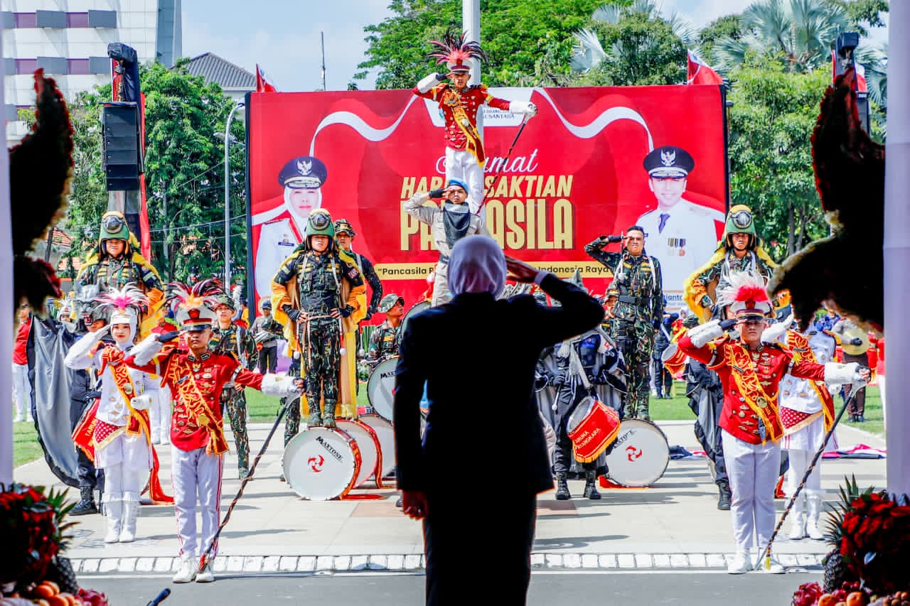Gubernur Jawa Timur Khofifah Indar Parawansa menjadi irup upacata bendera peringatan Hari Kesaktian Pancasila 1 Oktober