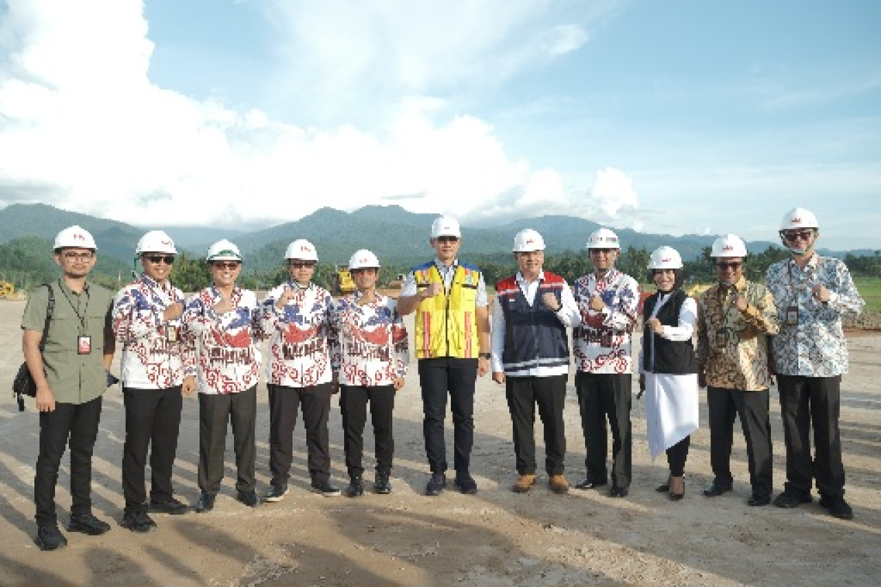 Menteri Koordinator Bidang Infrastruktur dan Pembangunan Kewilayahan (Menko IPK), Agus Harimurti Yudhoyono (AHY) saat meninjau proyek tol Padang-SiCinCin