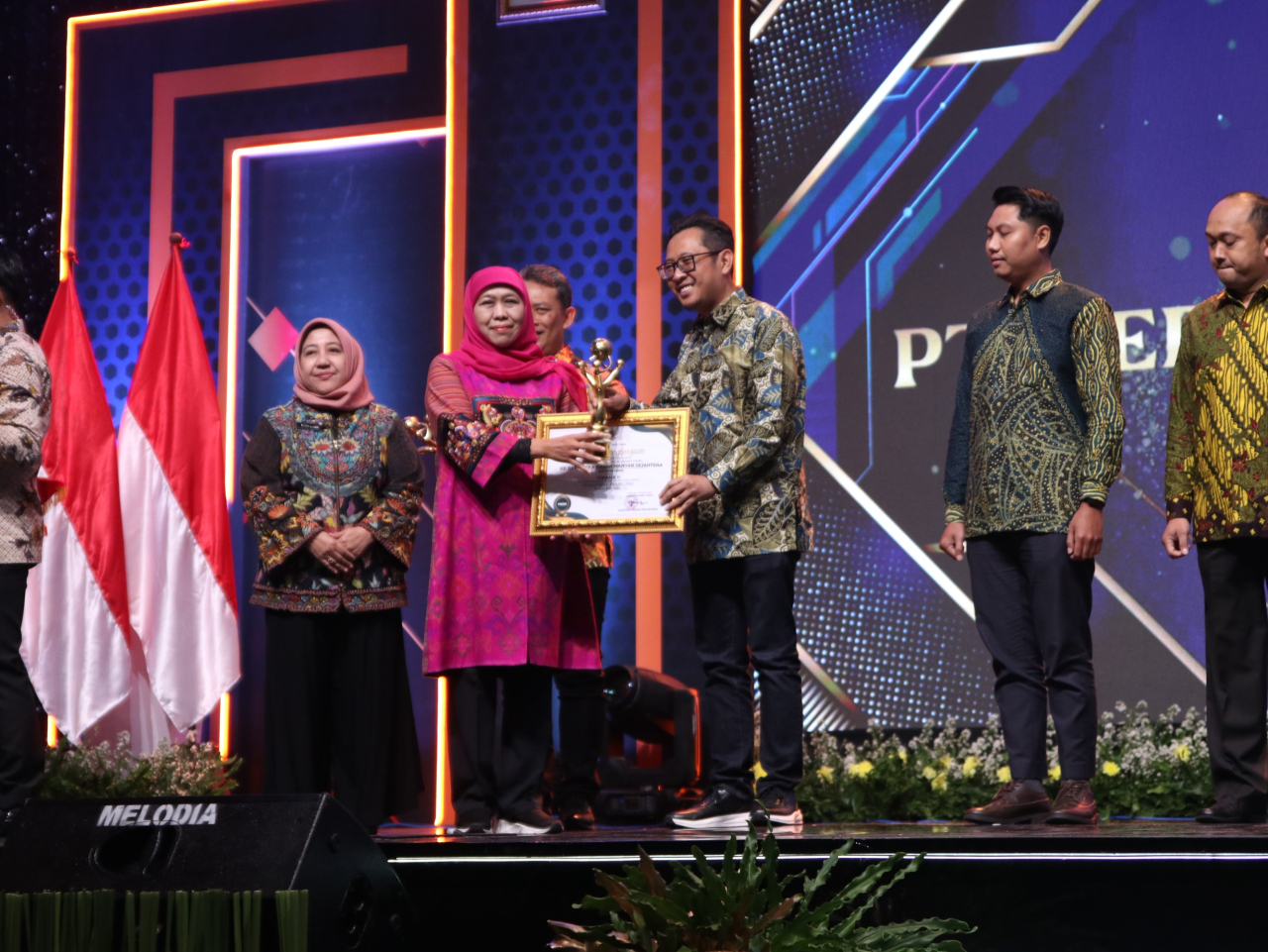 Direktur Keuangan PT Berkah Kawasan Manyar Sejahtera (BKMS) saat menerima penghargaan dari Gubernur Jatim Khofifah Indar Parawansa