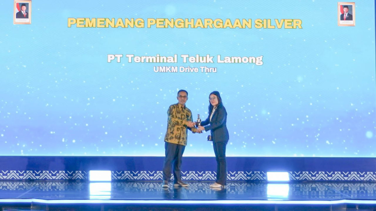 Corporate Communication Manager PT Terminal Teluk Lamong, Dahlia Permata Sari saat menerima penghargaan dari Kementerian Desa PDT