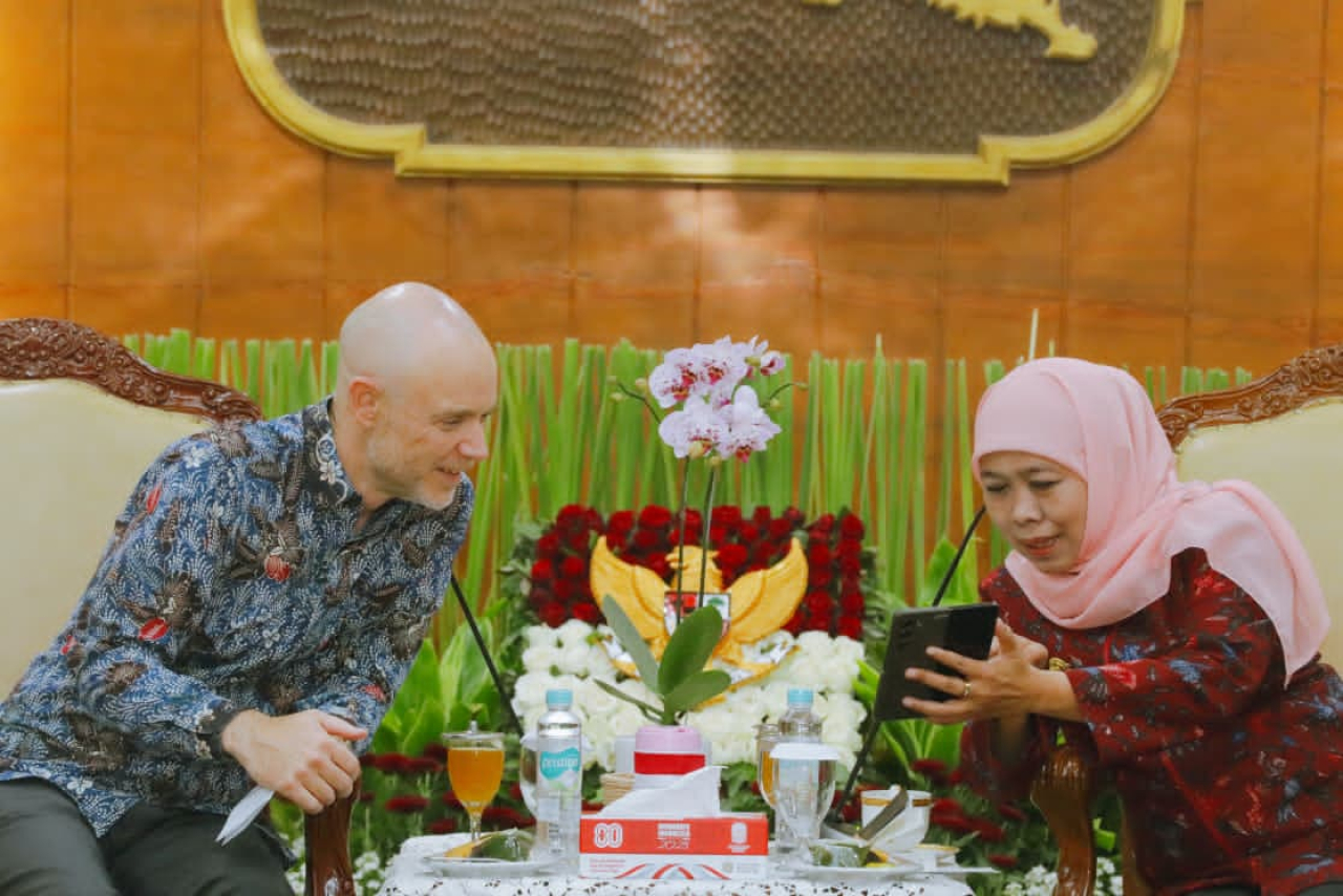 Gubernur Jawa Timur Khofifah Indar Parawansa menerima audiensi Konsulat Jenderal (Konjen) Amerika Serikat di Surabaya, Christopher R. Green, di Gedung Negara Grahadi