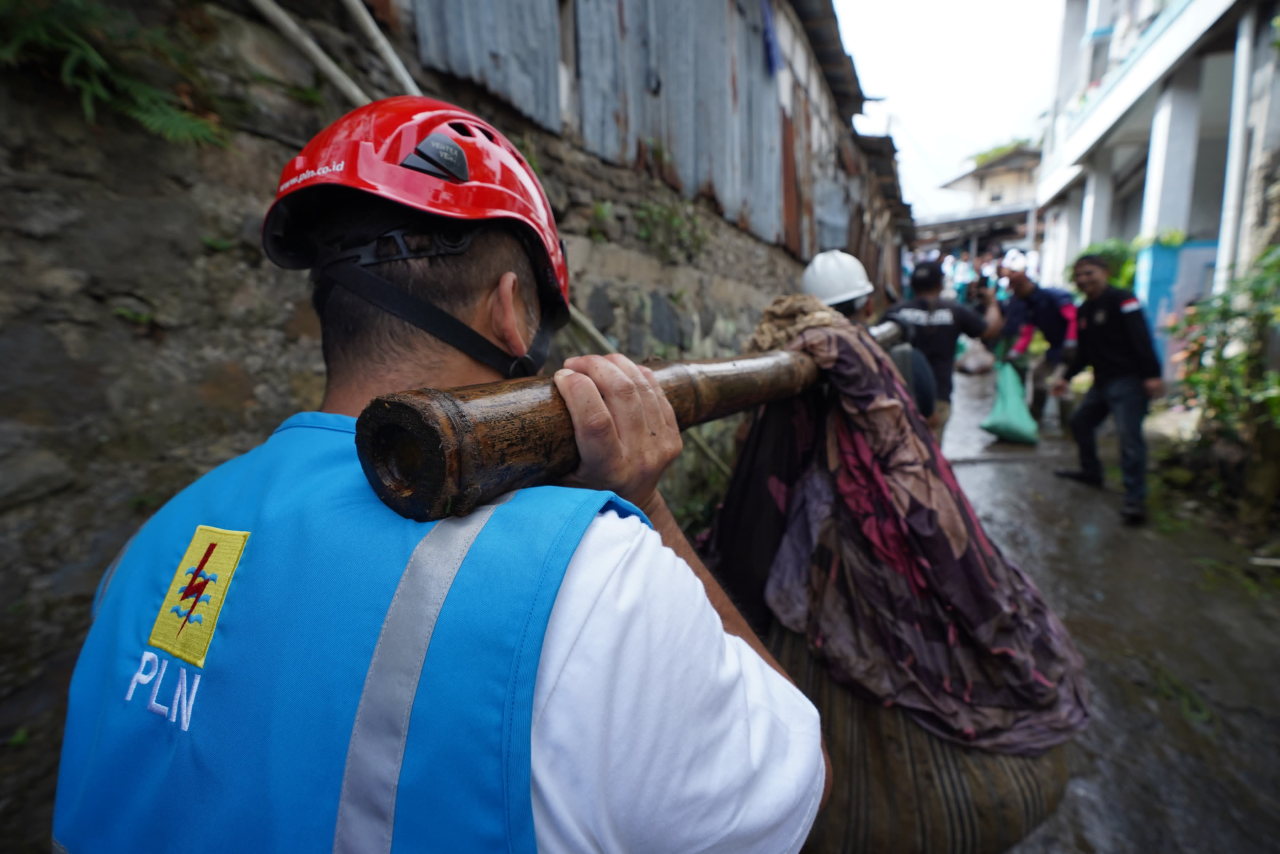 PLN bersama 1.101 peserta dari berbagai elemen masyarakat berhasil mengangkut 176,62 kilogram sampah sungai.