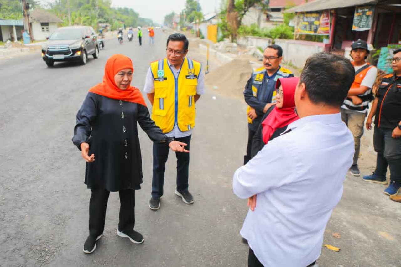 Gubernur Jawa Timur Khofifah Indar Parawansa meninjau langsung progres proyek pelebaran jalan Maospati - Bts. Magetan, tepatnya di Desa Sugihwaras, Kecamatan Maospati, Kabupaten Magetan