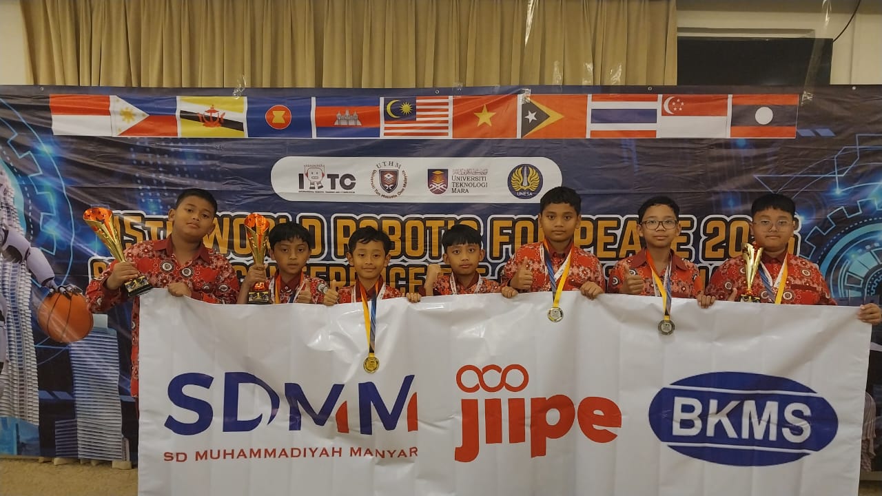 Tim Robotik Siswa SD Muhammadiyah Manyar (SDMM) Gresik binaan PT BKMS / JIIPE di ajang 15th World Robotic for Peace Competition 2025
