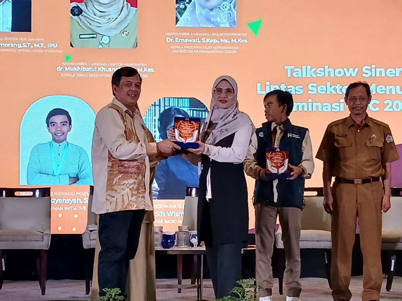 Assistant Department Manager Government & External Relation PT Smelting, Ir Bouman T. Situmorang (kiri) menyerahkan penghargaan kepada pendukung program CSR Smelting Peduli TB