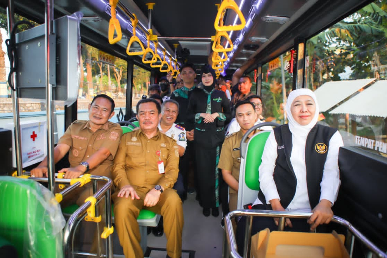 Gubernur Jawa Timur Khofifah Indar Parawansa secara resmi meluncurkan layanan Bus Trans Jatim Koridor VII