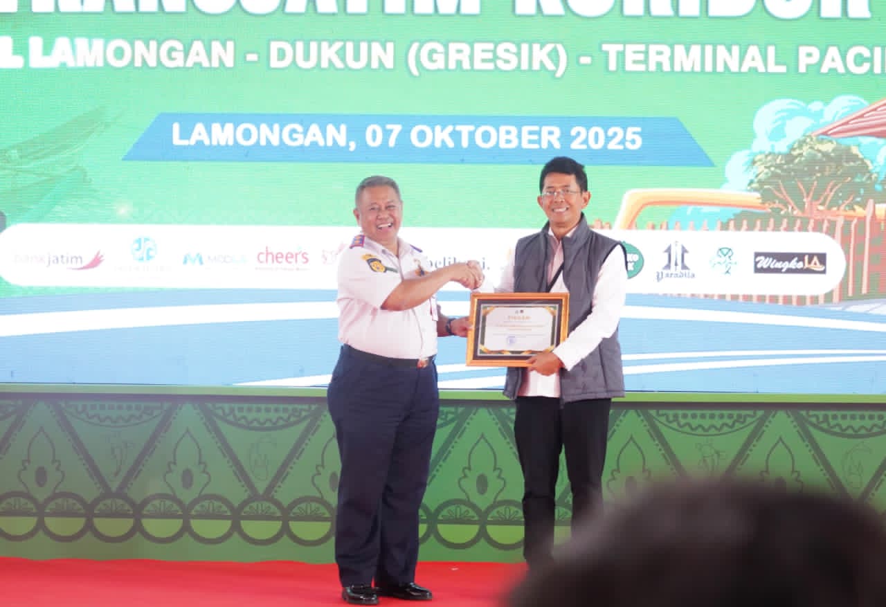Direktur Utama Bank Jatim Winardi Legowo menerima penghargaan Kepala Dishub Jatim Nyono