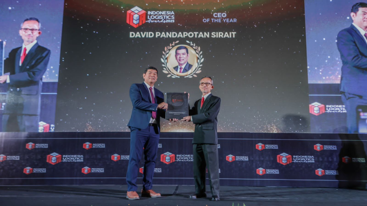 Penghargaan kategori CEO of The Year diterima langsung oleh Direktur Utama PT Terminal Teluk Lamong, David Pandapotan Sirait,