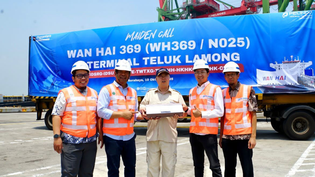 Direktur Utama PT Terminal Teluk Lamong, David Pandapotan Sirait bersama Kapten kapal MV Wan Hai 369, Capt. Lee