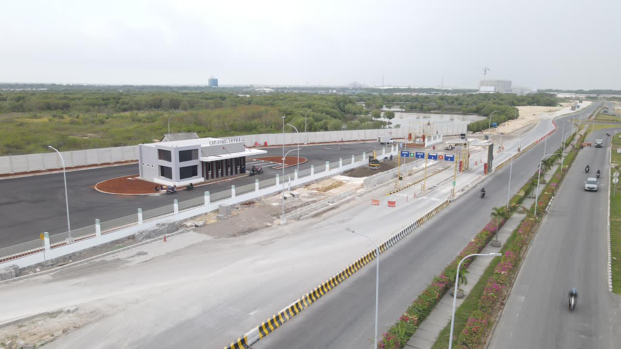 Java Integrated Industrial and Ports Estate (JIIPE) membangun akses jalan utama selebar 80 meter (ROW 80) dari kawasan industri menuju pelabuhan