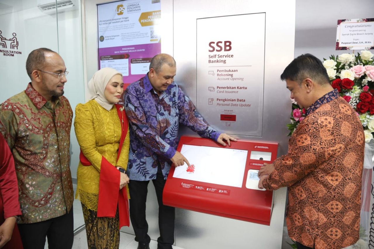 Direktur Syariah Banking CIMB Niaga Pandji P. Djajanegara (ketiga kiri) bersama Head of Sharia Consumer & EBB CIMB Niaga Bung Aldilla (kanan), dan Syariah Branch Area Head Jakarta & Sumatera South Syahadenita Chakiki (kedua kiri) mencoba mesin Self Servic