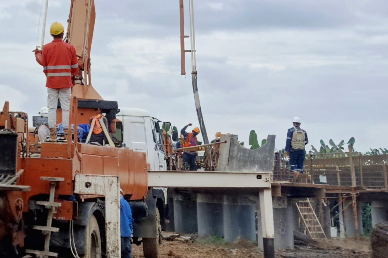 PT Semen Indonesia (Persero) Tbk (SIG) turut berkontribusi dalam pembangunan jalan Tol Serang – Panimbang dengan memasok 98.000 ton semen hingga September 2025.