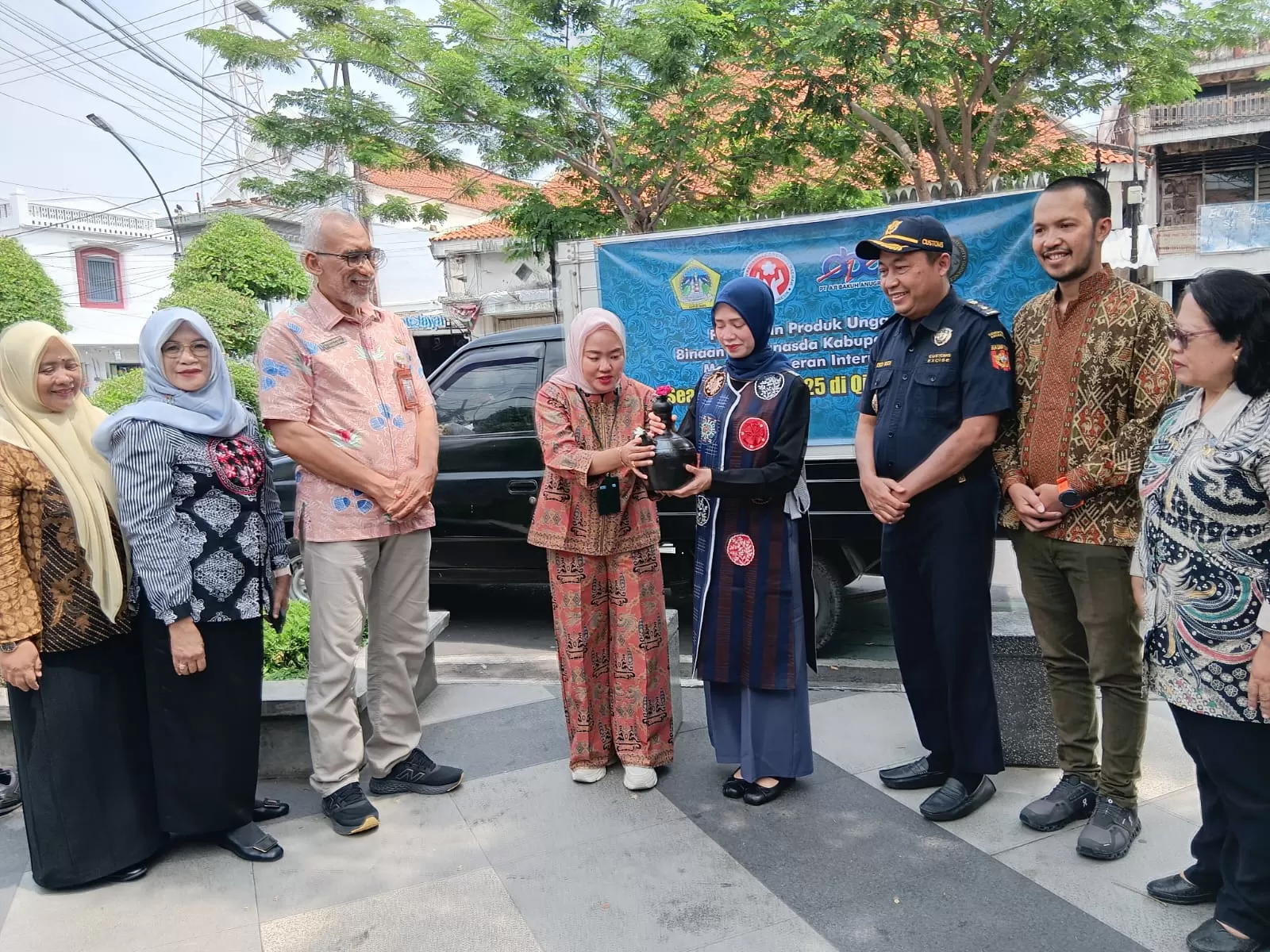 Acara pelepasan yang digelar di Jalan Basuki Rahmat pada Jumat (24/10) ini merupakan hasil sinergi antara Dekranasda Kabupaten Gresik, Dinas Koperasi, Usaha Mikro, Perindustrian dan Perdagangan (Diskoperindag) Gresik, Bea Cukai Gresik, serta PT Aji Bakuh