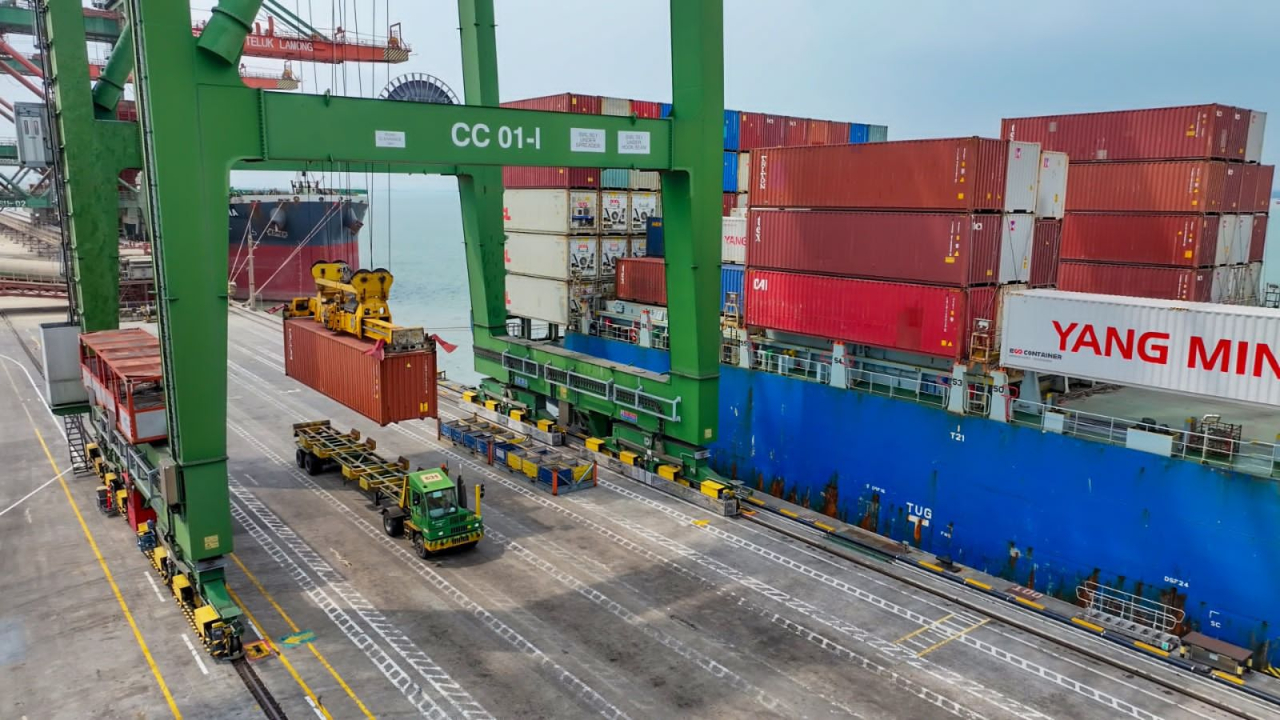 Neraca perdagangan Indonesia pada September 2025 surplus atau untung sebesar 4,34 miliar dolar AS atau sekitar Rp72 triliun