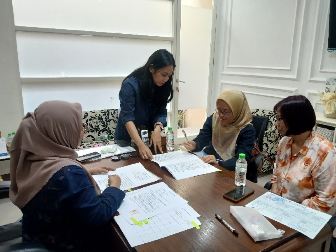Penandatanganan balik nama sertifikat kepada pemilik unit dilakukan di Kantor Notaris PPAT Lolitawati di komplek Ruko Green Garden Regency