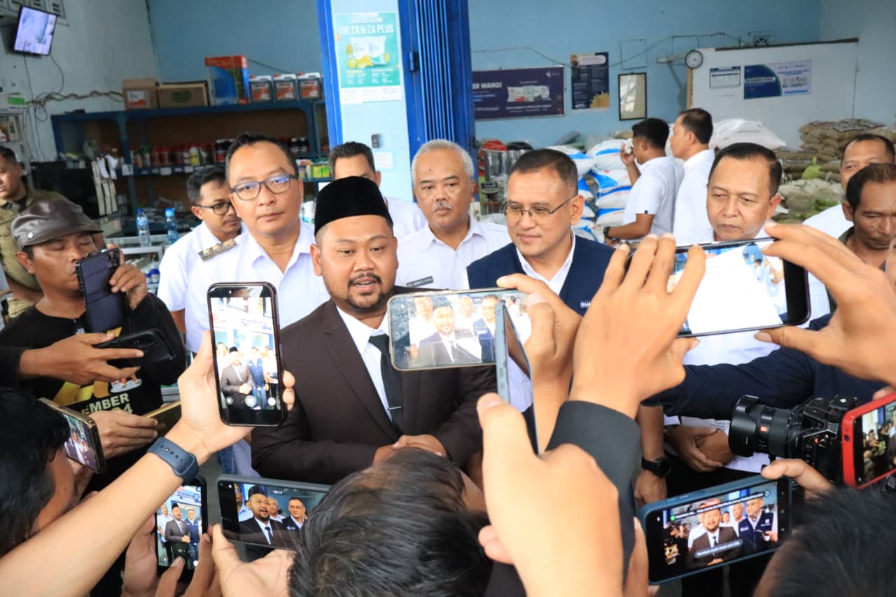 Bupati Gresik Fandi Akhmad Yani didampingi Dirut Pupuk Indonesia Rahmad Pribadi usai meninjau kios pupuk