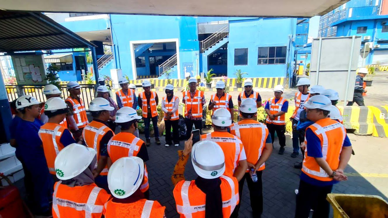 PT Terminal Teluk Lamong (TTL) terus memperkuat komitmennya dalam penerapan standar Keselamatan, Kesehatan Kerja, dan Lingkungan (K3L)