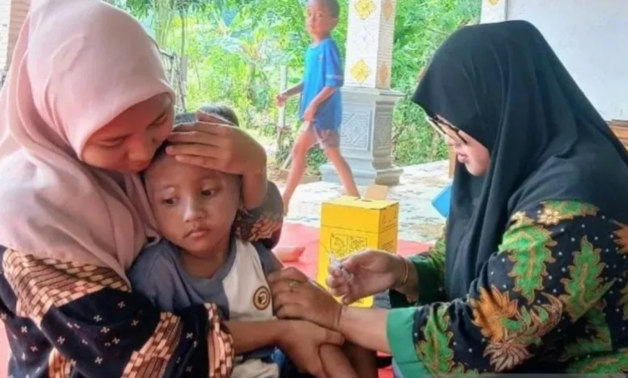 Petugas Dinas Kesehatan (Dinkes) Kabupaten Pamekasan, melakukan imunisasi imunisasi campak