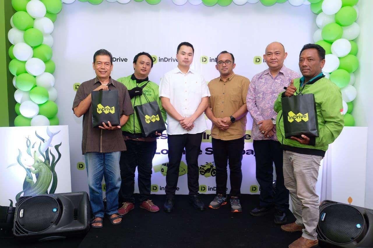 Rio Aristo, Country Manager inDrive Indonesia bersama para mitra dalam peremian iDrive Lounge Surabaya