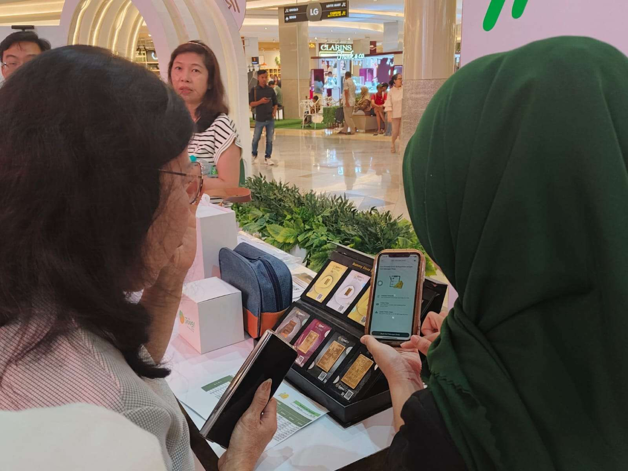 Pengunjung melihat produk emas Pegadaian di Festival Tring! di Pakuwon Trade Center (PTC) Surabaya
