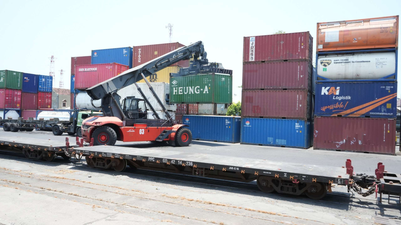PT Kereta Api Logistik (KAI Logistik) menyatakan kesiapan penuh dalam menghadapi lonjakan kebutuhan distribusi barang selama libur Nataru 2025