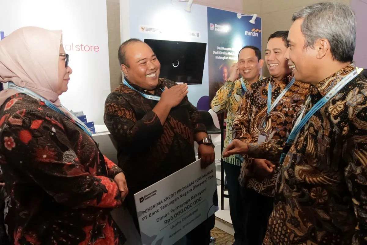  Direktur Utama PT Bank Tabungan Negara (Persero) Tbk atau BTN Nixon LP Napitupulu (Kanan) saat peluncuran program Kredit Program Perumahan (KPP) di Surabaya