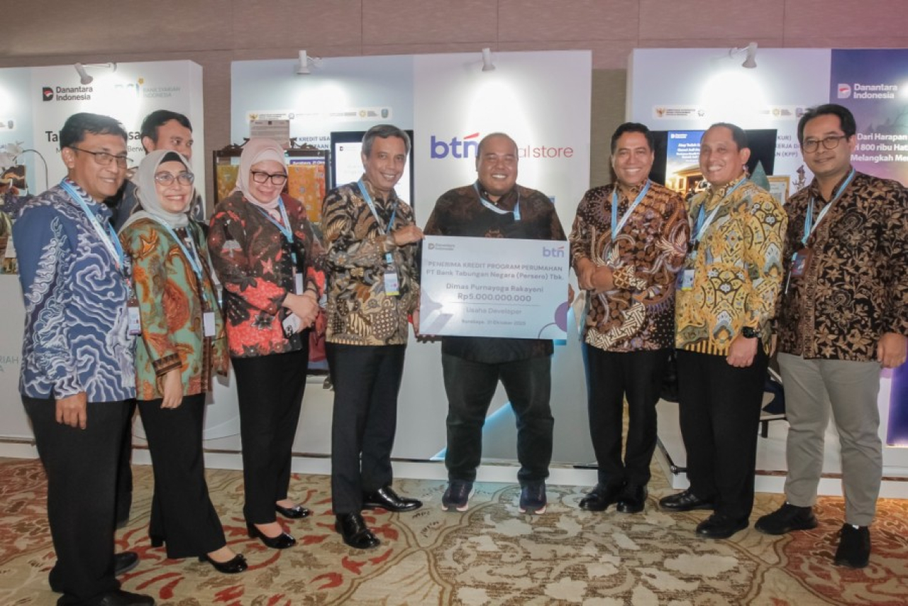 Direktur Utama BTN Nixon LP Napitupulu usai Akad Massal Kredit Usaha Rakyat KUR 800.000 Debitur Penciptaan Lapangan Kerja dan Peluncuran Kredit Program Perumahan di Surabaya