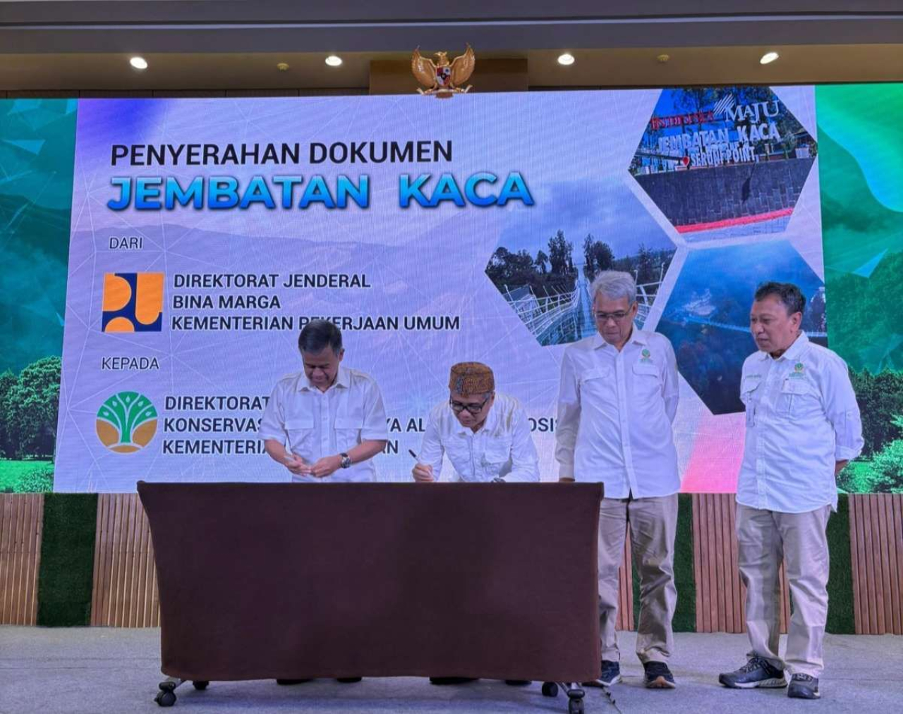 Penyerahan dokumen dilakukan oleh Ir. Pantja Dharma Oetojo, M.Eng.Sc., Direktur Bina Teknik Jalan dan Jembatan, Ditjen Bina Marga Kementerian Pekerjaan Umum, kepada Dr. Nandang Prihadi, S.Hut., M.Sc., Direktur Pemanfaatan Jasa Lingkungan Ditjen KSDAE