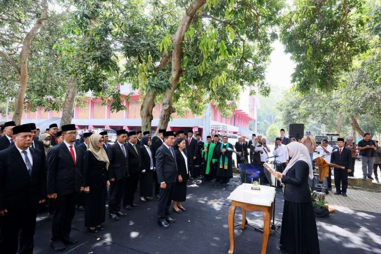 Bupati Banyuwangi Ipuk Fiestiandani melantik 34 pejabat pimpinan tinggi pratama, administrator, dan pengawas di lingkungan Pemerintah Kabupaten Banyuwangi