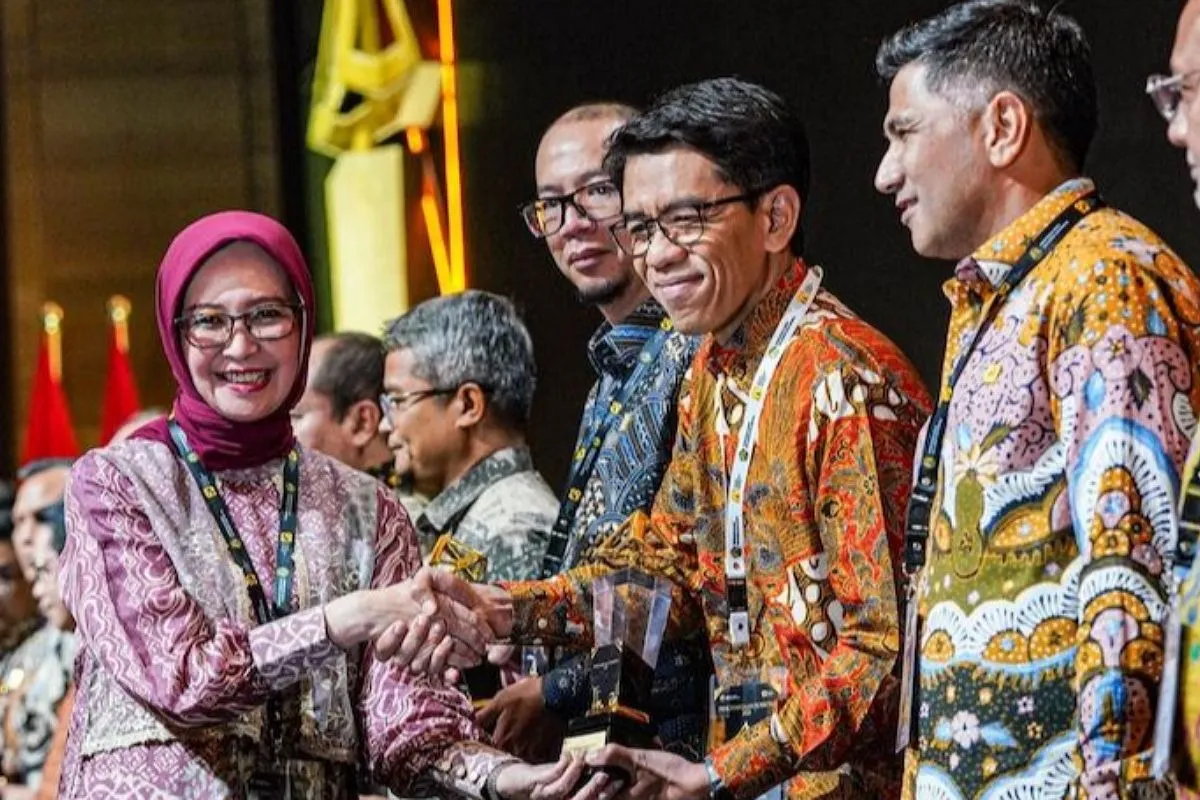Penghargaan diserahkan Kepala Badan Pengatur Hilir Minyak dan Gas Bumi (BPH Migas) Erika Retnowati pada Malam Penganugerahan Subroto 2025