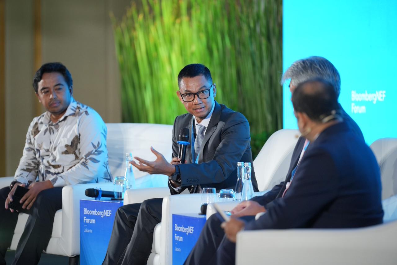 Direktur Utama PLN, Darmawan Prasodjo (kedua dari kiri) memaparkan dalam BloombergNEF Forum