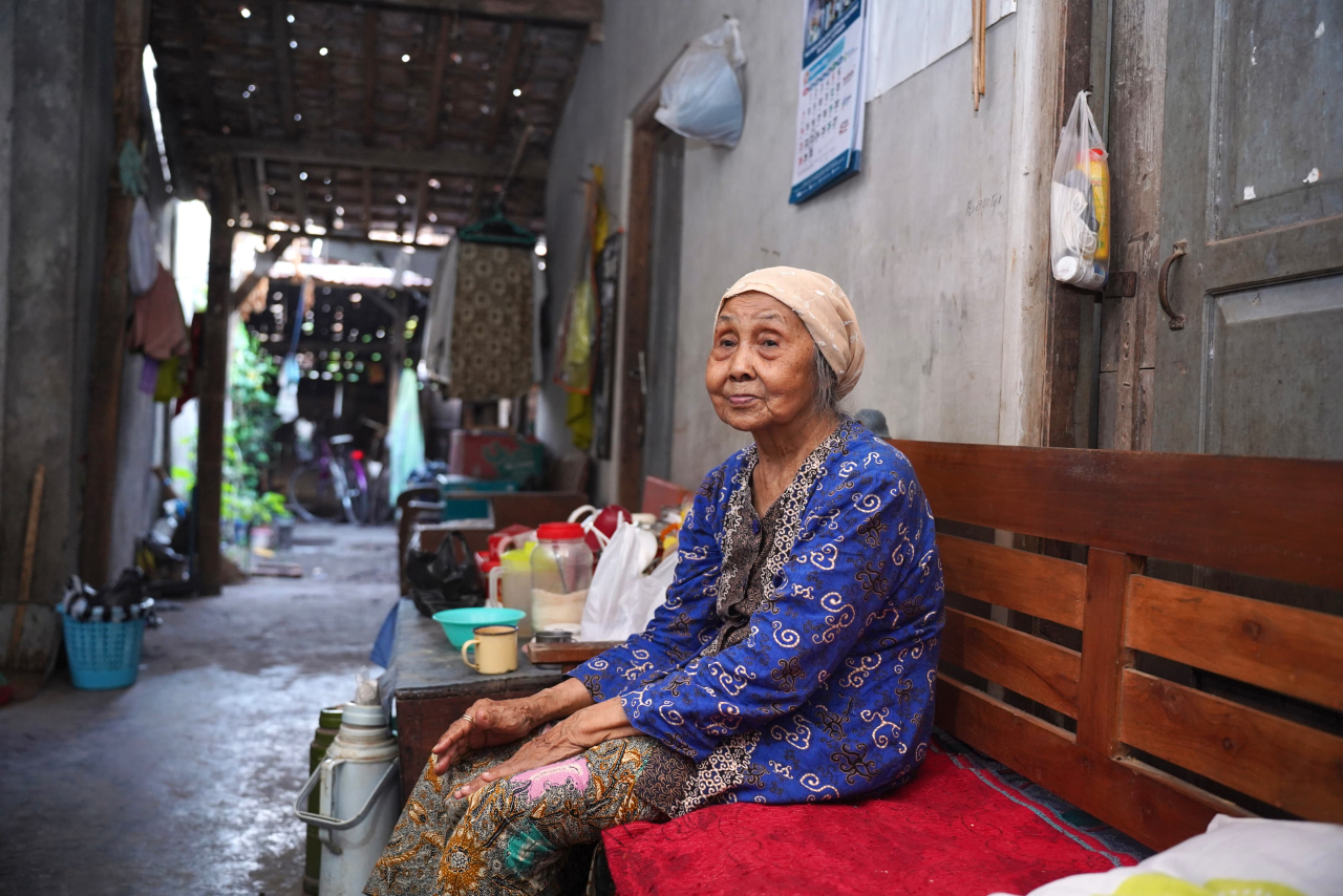 Warga Desa Wonokromo, Kecamatan Pleret, Kabupaten Bantul kini bisa menikmati terang di rumahnya sendiri