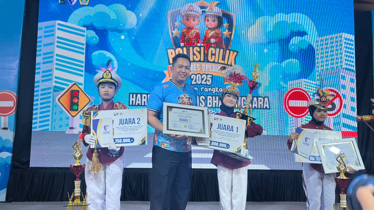 Kasatlantas Polres Gresik AKP AKP Rizki Julianda Putera Buna menyerahkan hadiah kepada polisi cilik yang berhasil memenangkan kompetisi