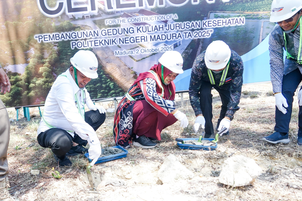 Bupati Sampang H. Slamet Junaidi saat melaukan peletakan batu pertama gedung Kesehatan di Kampus Politeknik Negeri Madura (Poltera)