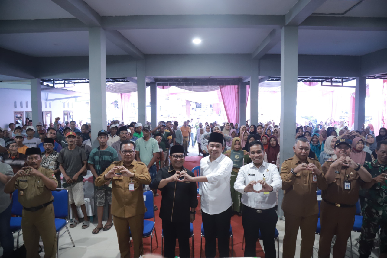 Penyerahan sertifikat dilakukan secara simbolis di Balai Desa Karangharjo