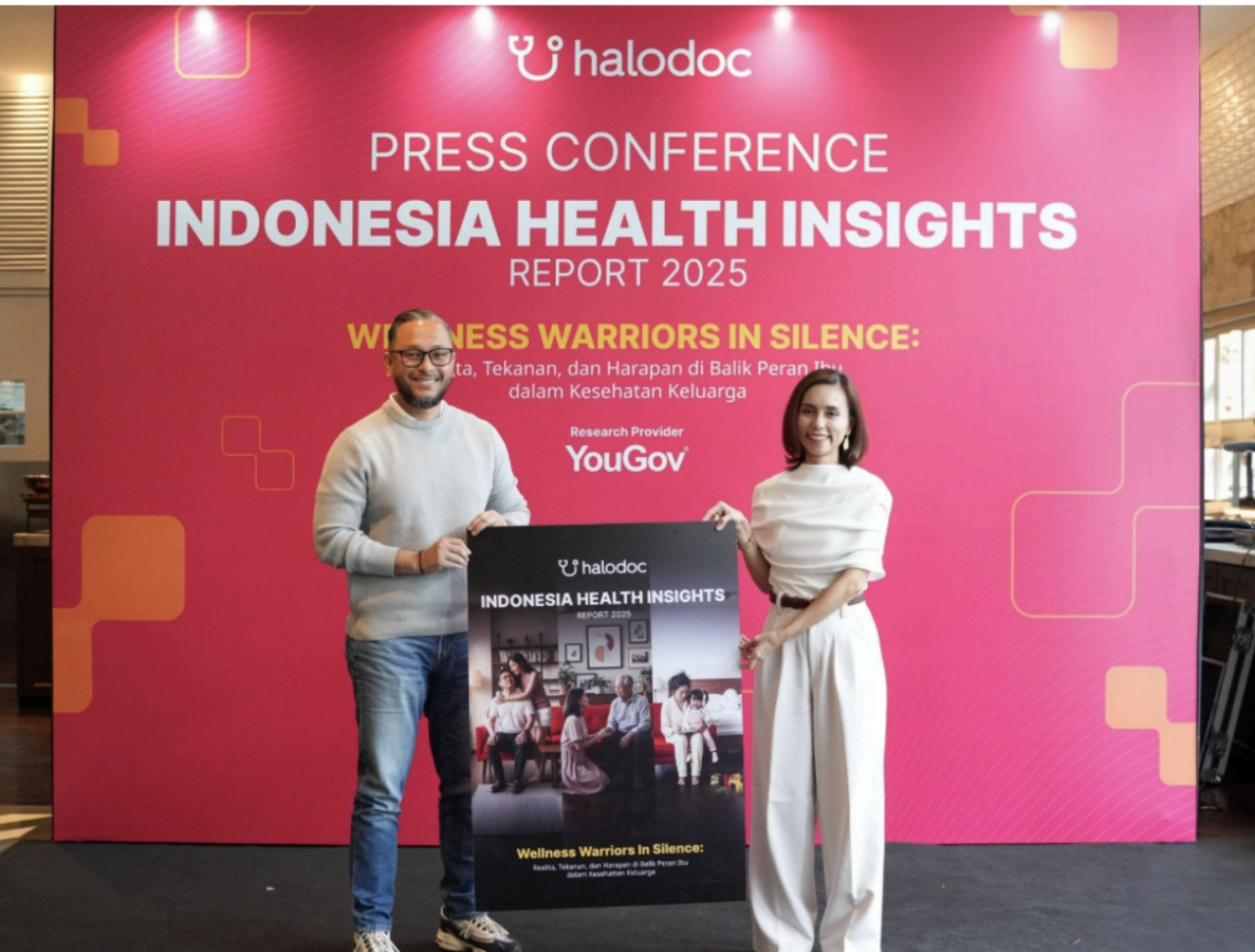 Edward Hutasoit (General Manager YouGov Indonesia & India) dan Fibriyani Elastria (Chief Marketing Officer Halodoc) di acara Press Conference “Indonesia Health Insights Report 2025”
