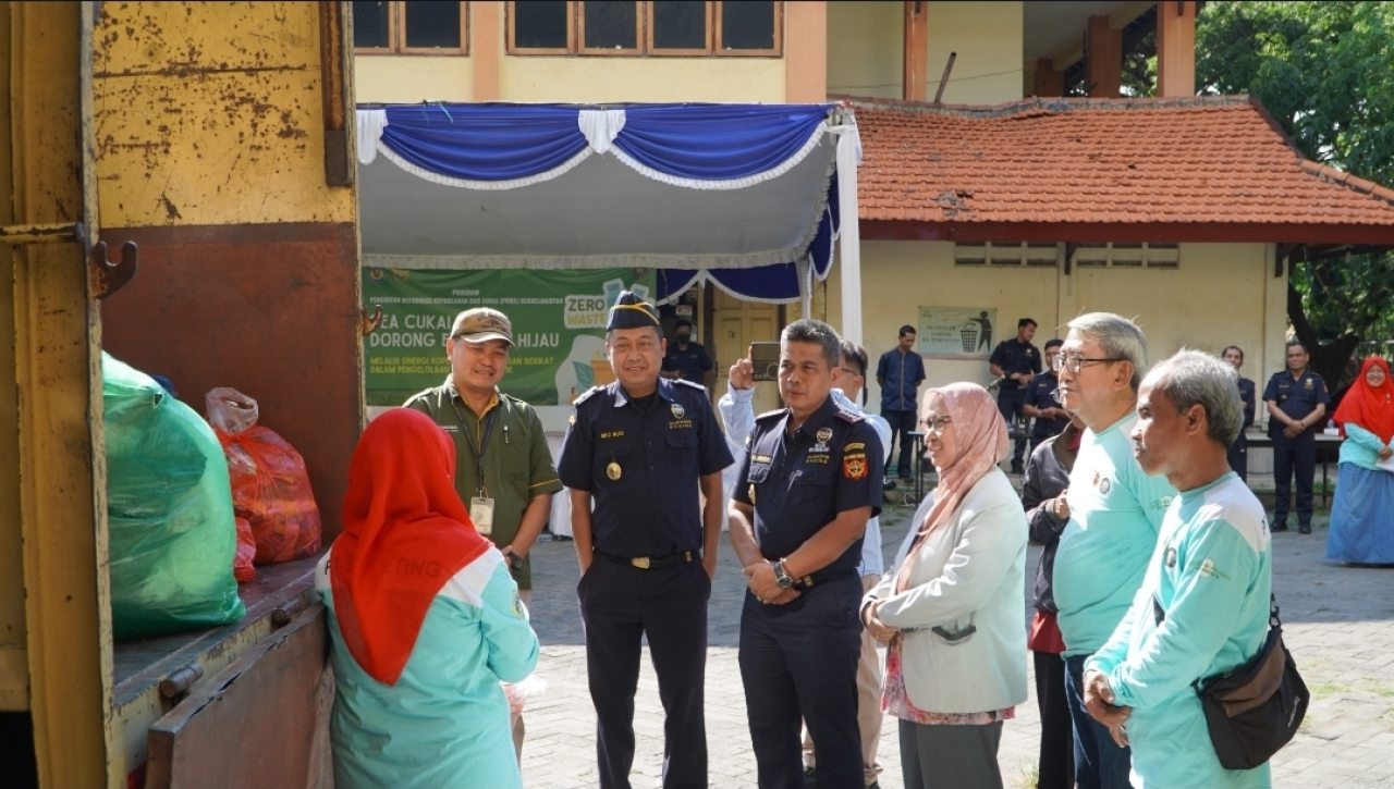 Kepala Bea Cukai Gresik Asep Munandar saat mendapat penjelasanProgram Reformasi Kelembagaan dan Kepabeanan (PRKC) Berkelanjutan melalui kegiatan pelepasan BC 4.0 produk sampah plastik