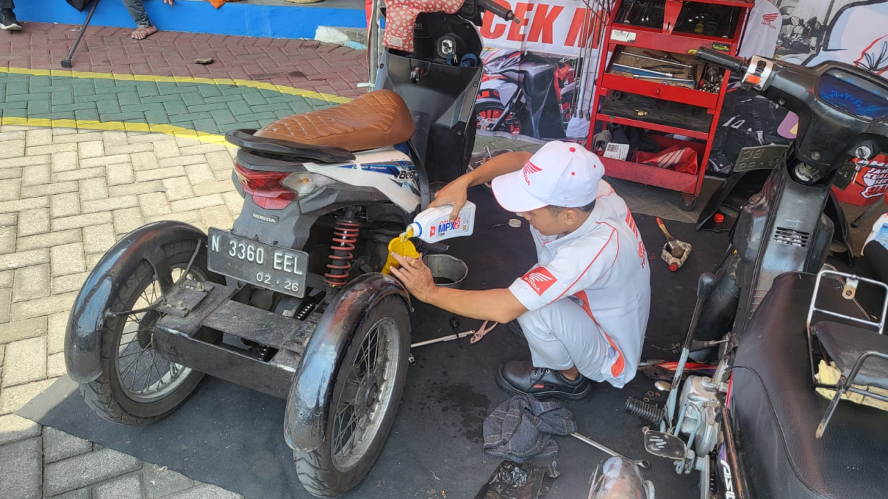 PT Mitra Pinasthika Mulia (MPM Honda Jatim), distributor sepeda motor Honda wilayah Jawa Timur & NTT, menggelar kegiatan service dan ganti oli gratis bagi para penyandang disabilitas