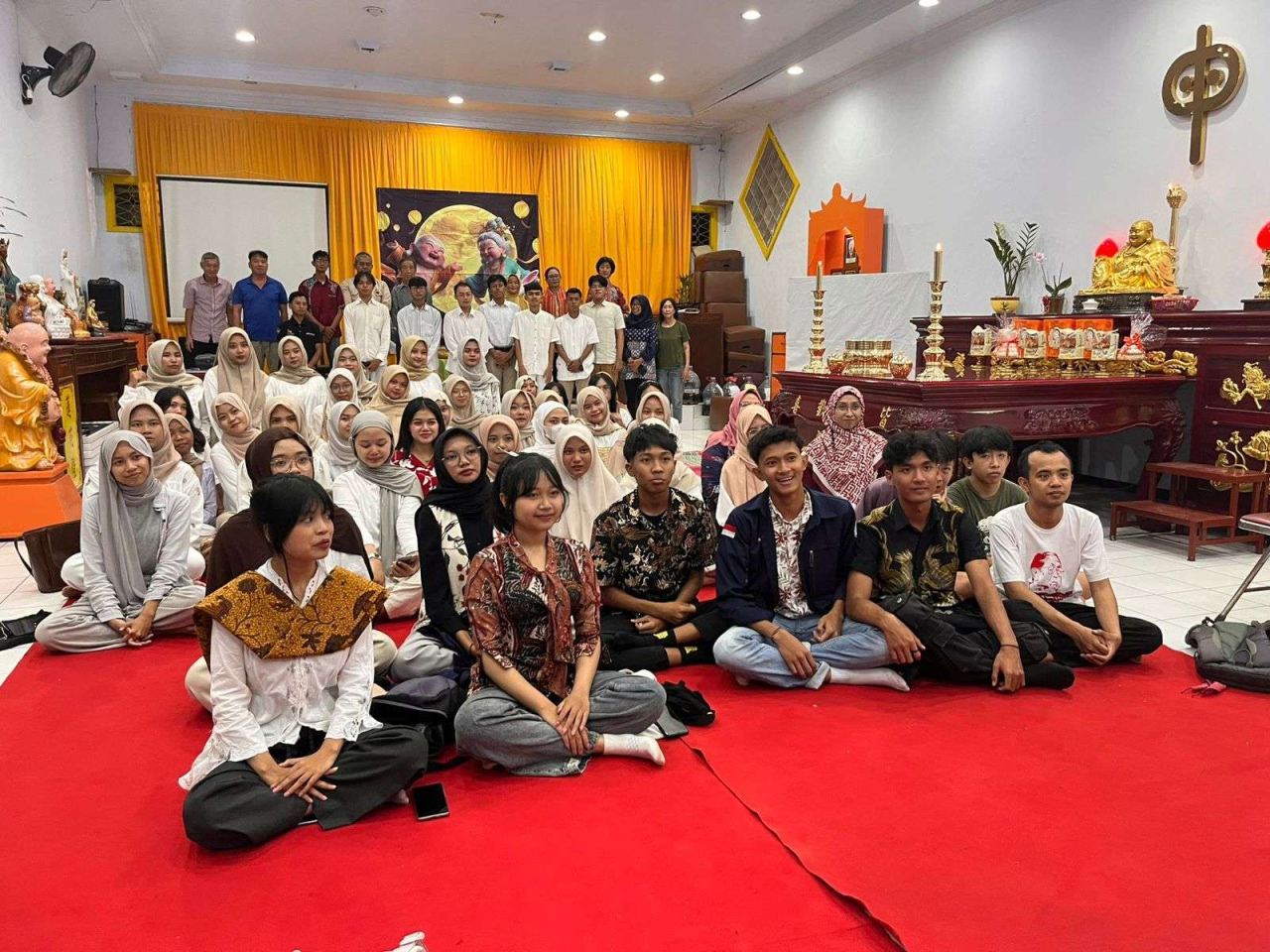 Umat Buddha bersama sejumlah komunitas dan mahasiswa merayakan Festival Kue Bulan di Vihara Jember